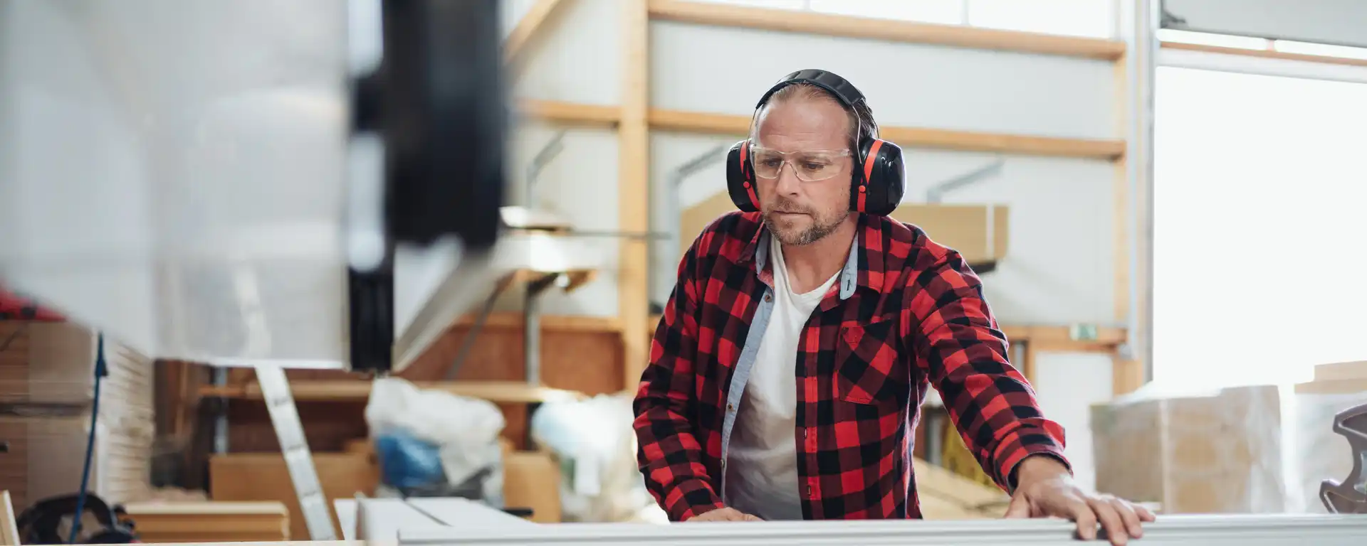 Tischler in einer Holzwerkstatt